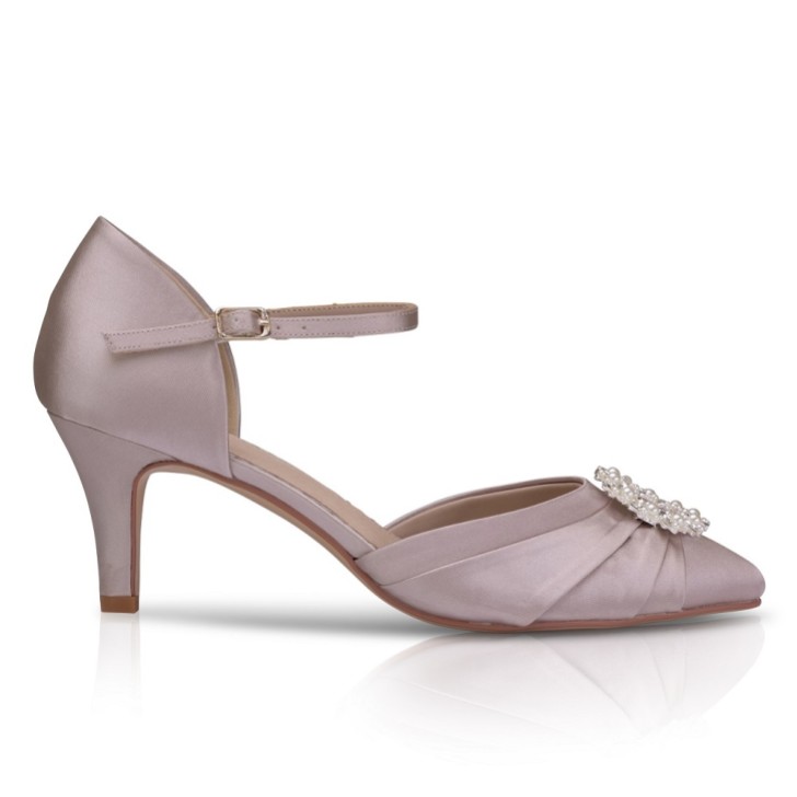 Perfect Bridal Kitty Taupe, raso con spilla di perle, scarpe da corte in due parti