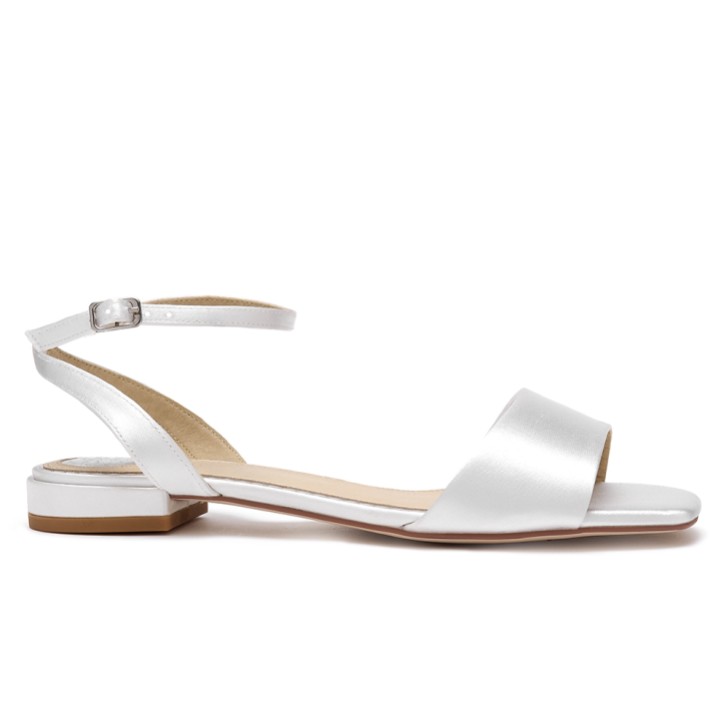 Perfect Bridal Riley Färbbare elfenbeinfarbene Satin-Sandalen (Weite Passform)