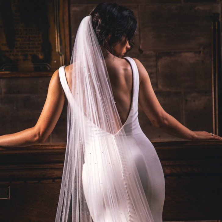 Perfect Bridal Velo da cattedrale avorio a un piano con bordo tagliato e cristalli sparsi