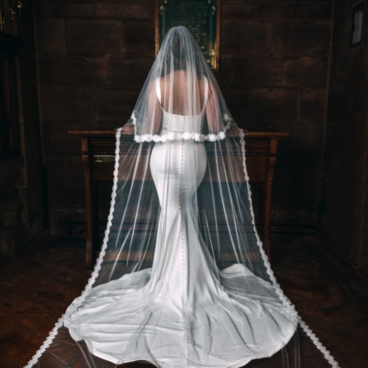 Perfect Bridal Voile cathédrale ivoire à deux étages, bordé de dentelle délicate