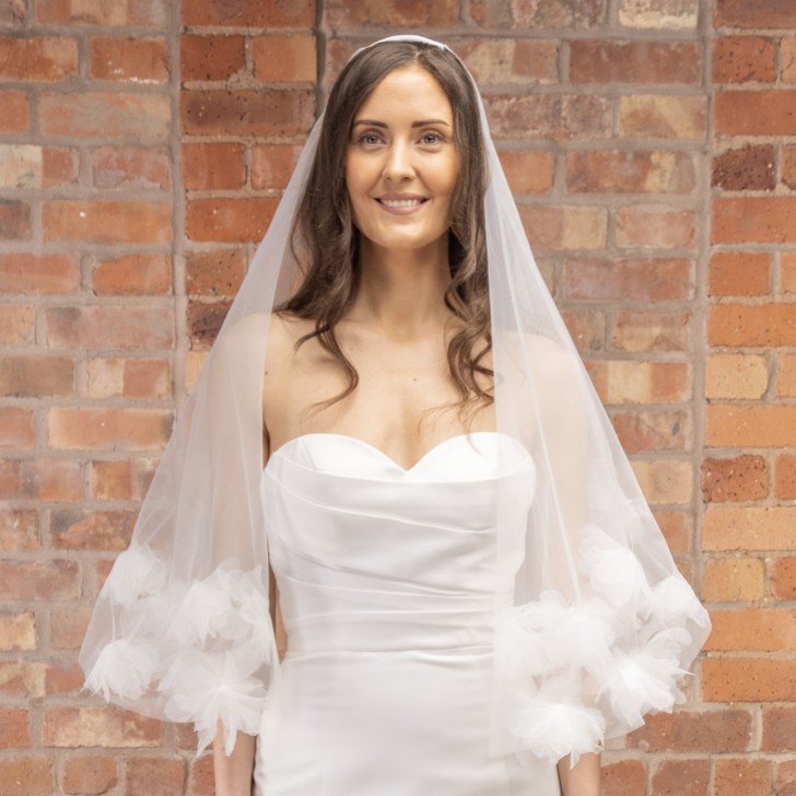 Perfect Bridal Voile de bout de doigt ivoire à deux étages, bordé de fleurs en 3D