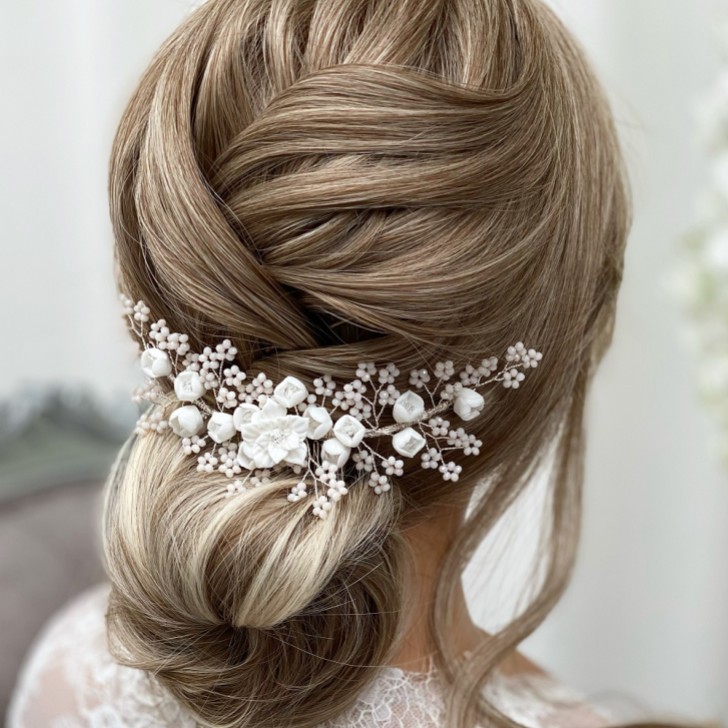 Pettinatura da sposa con fiori di porcellana e perline Blossom