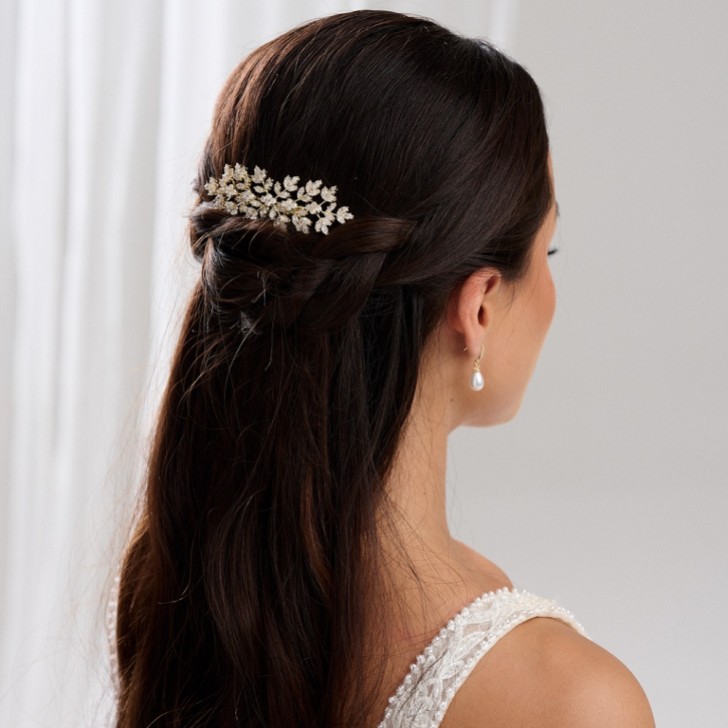 Pettinatura per capelli da sposa con foglie di cristallo d'oro lustro