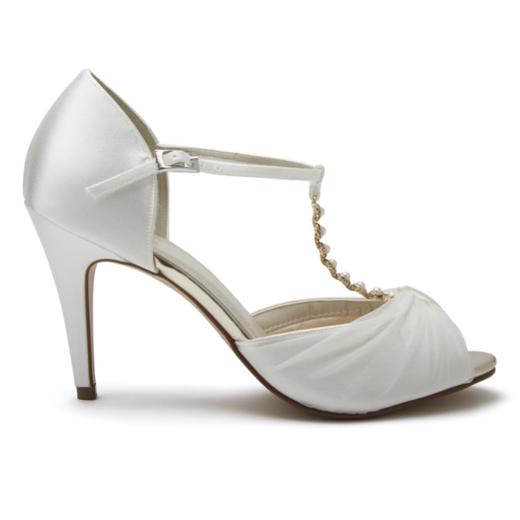 Rainbow Club Adrianna Ivory Satin and Tulle T-Bar Sandals (Sandales en satin et en tulle)