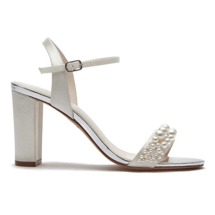 Rainbow Club Clara Ivory Satin Pearl Block Heel Bridal Sandals (Sandales de mariage en satin perlé)