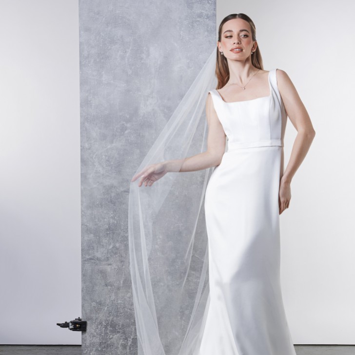 Rainbow Club Intrigue Ivory Plain Long Single Tier Veil with Cut Edge (voile long à un seul niveau avec bord coupé)