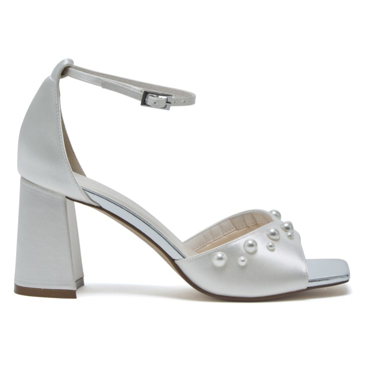 Rainbow Club Maya Mid Dyeable Ivory Satin Pearl Block Heel Square Toe Sandals (Sandales à talons carrés)