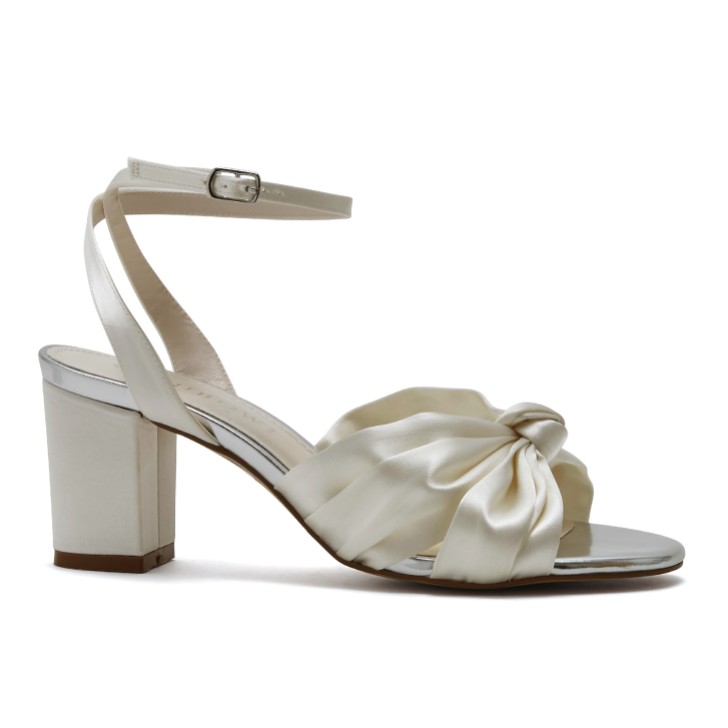 Rainbow Club Thea Ivory Satin Wide Fit Block Block Heel Sandals (Sandales à talons noués en satin)