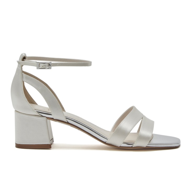 Rainbow Club Zara Dyeable Ivory Satin Cut Out Block Heel Sandals (Sandales à talon bloc avec découpe)