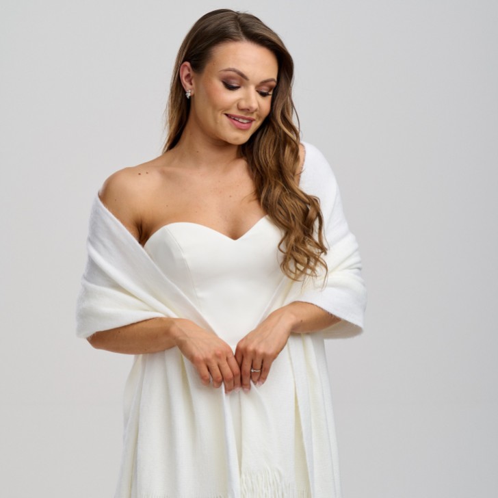 Scialle da sposa Katya in maglia avorio con frangia