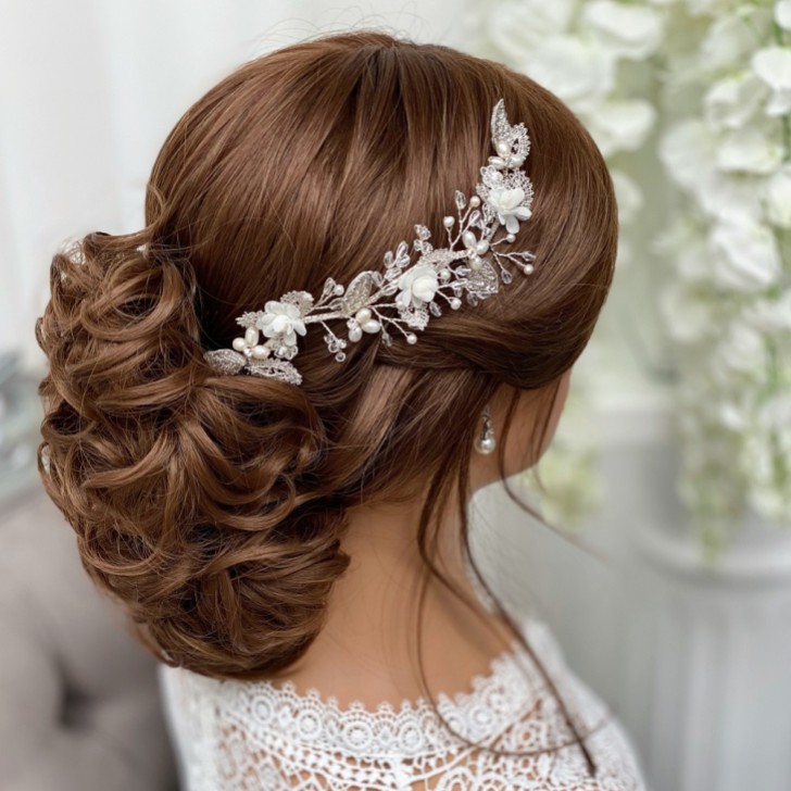 Tabitha Silberne Blätter und elfenbeinfarbene Blumen Perlen Haarstrang