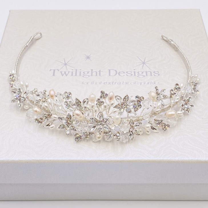 Tiara di perle d'acqua dolce, fiori di diamante e cristalli Tahlia