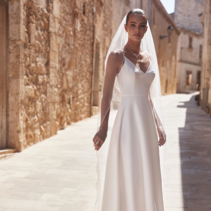 Velo da cappella in tulle glitterato bianco avorio a un piano con bordo in perle di vetro S499