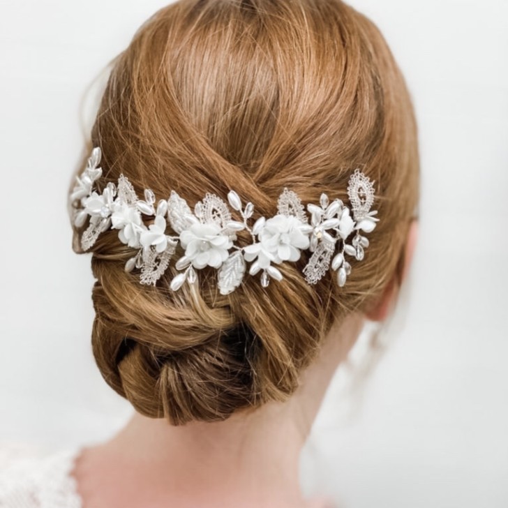 Vigne à cheveux Sabrina avec feuilles perlées et fleurs en cristal opale