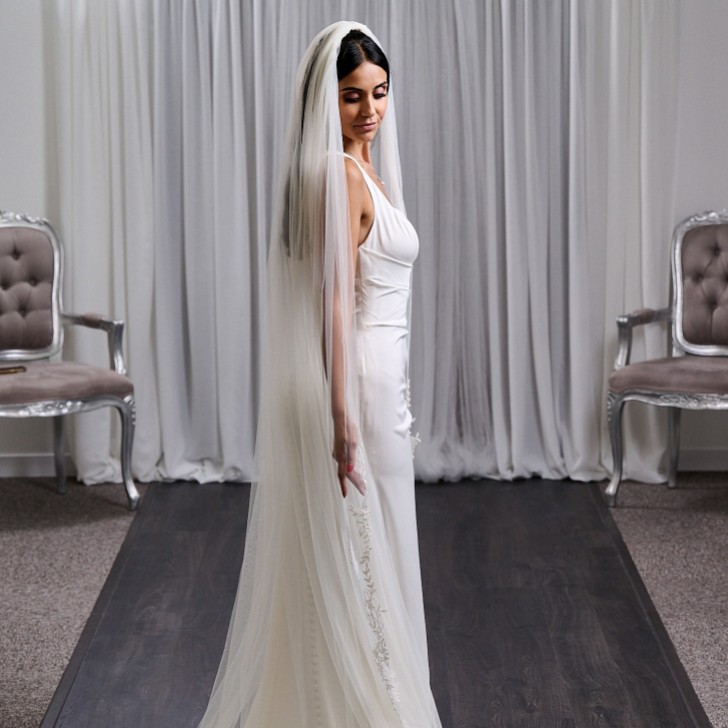 Voile Windsor à un étage en tulle italien à bord festonné avec motifs en dentelle