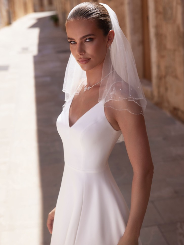 Bianco Ivoire Voile court à deux étages, festonné et bordé de perles S523