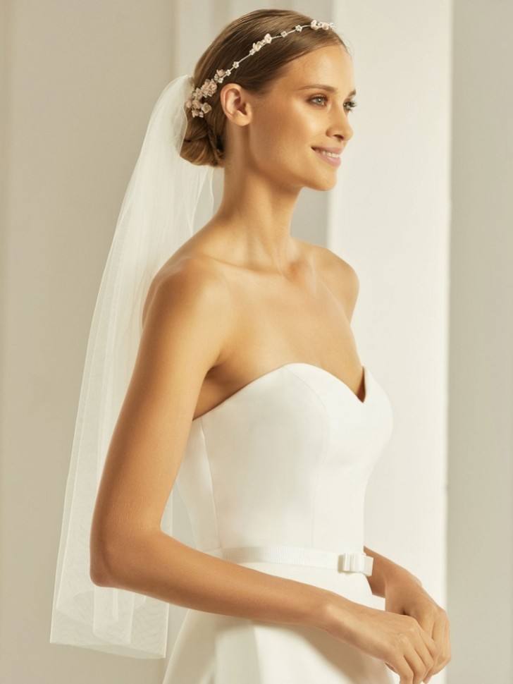 Bianco Ivory Plain Single Tier Elbow Length Veil with Cut Edge S302 (Voile à un seul niveau avec bord coupé)