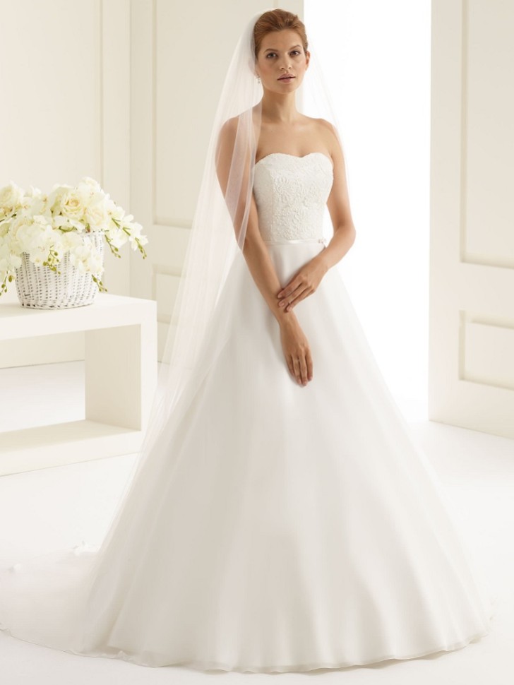 Bianco Ivory Plain Single Tier Floor Length Veil with Cut Edge S227 (Voile de sol à un seul étage avec bord coupé)