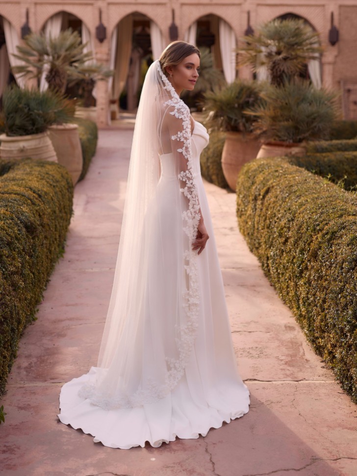 Bianco Ivory Single Tier 3D Flower and Lace Floor Length Veil S534