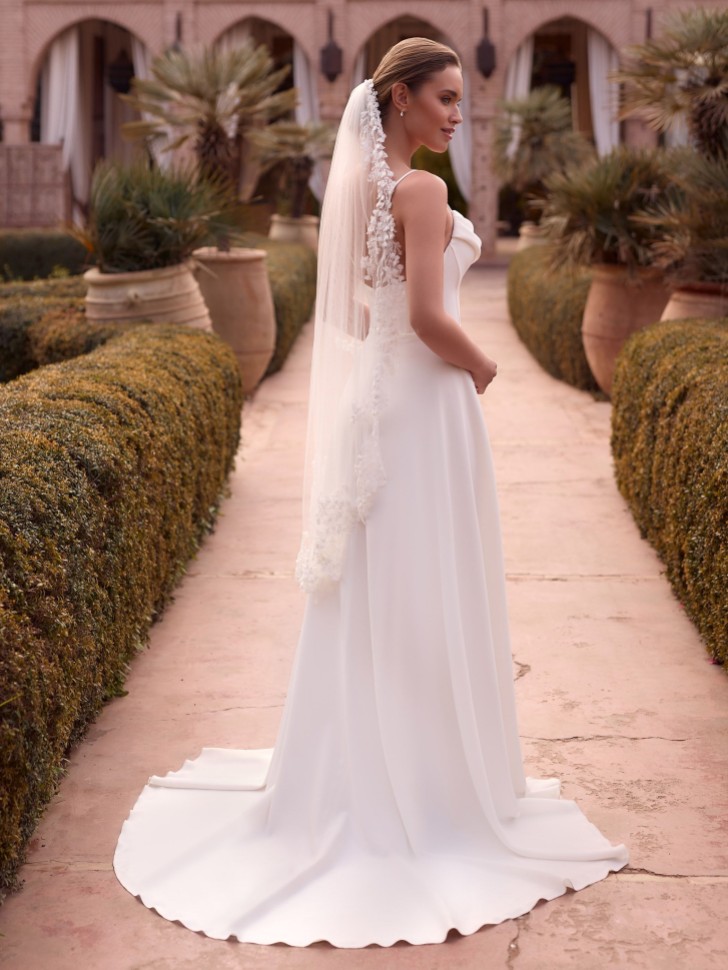 Bianco Ivory Single Tier Beaded 3D Flower Fingertip Veil S538