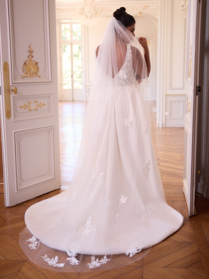 Bianco Ivory Single Tier Cut Edge Lace Applique Chapel Veil S529