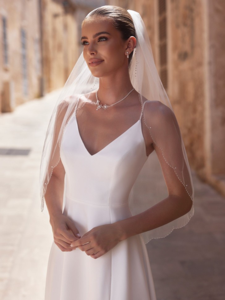 Bianco Ivory Single Tier Scalloped Beaded Edge Short Veil S482 (voile court festonné et perlé à un seul niveau)