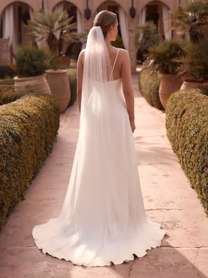 Bianco Ivory Single Tier Scattered Pearl Floor Length Veil (voile de sol) S544