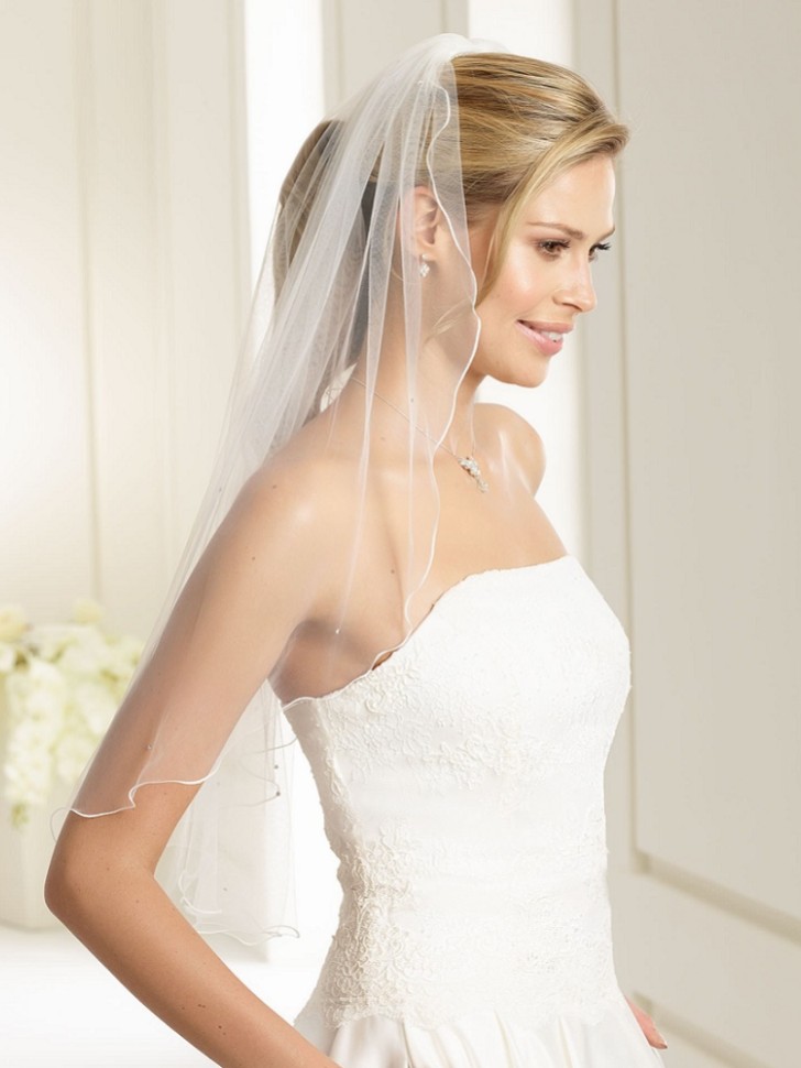 Bianco Ivory Single Tier Swarovski Crystal Elbow Length Veil with Corded Edge S135 (Voile à un seul niveau de cristaux Swarovski avec bordure en cordon)