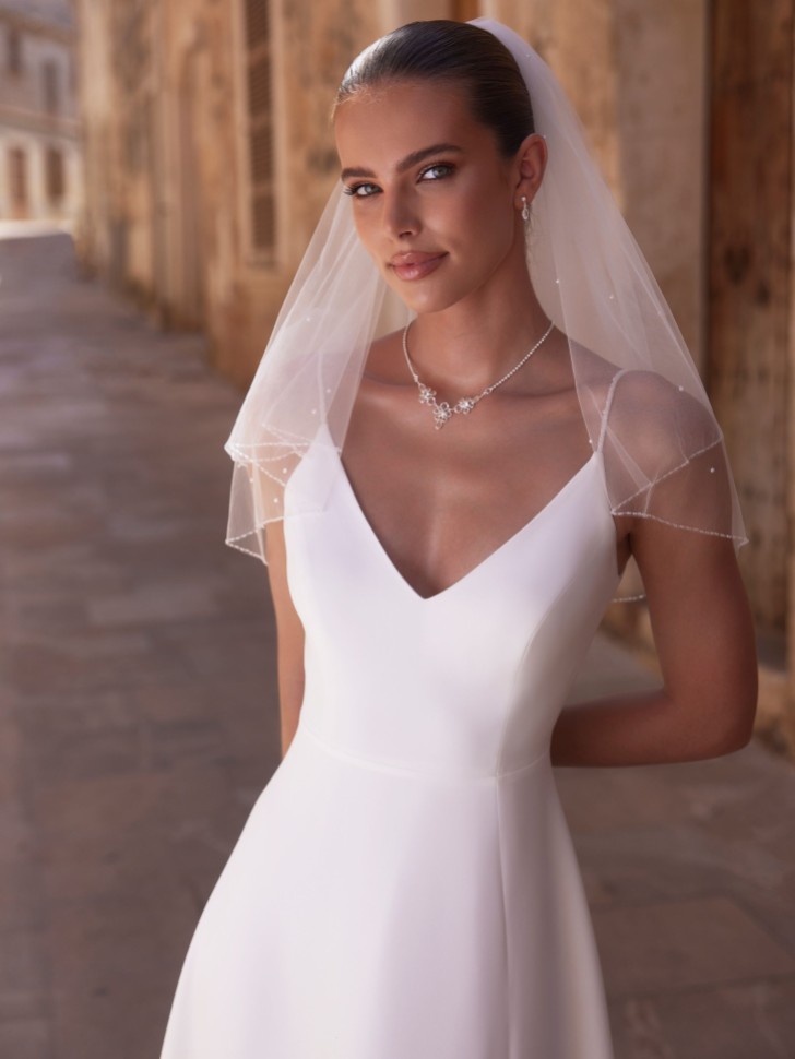 Bianco Ivory Two Tier Beaded Edge Short Veil with Scattered Pearls S524