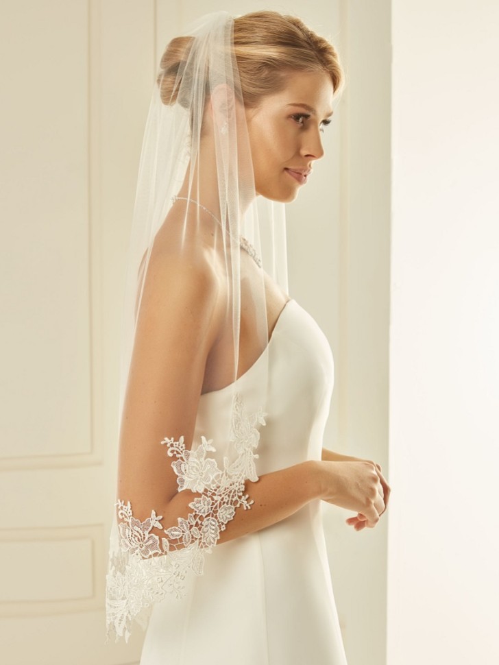 Bianco Single Tier Cut Edge Waist Length Veil with Floral Lace S238 (Voile de taille à un seul niveau et à bord coupé avec de la dentelle florale)