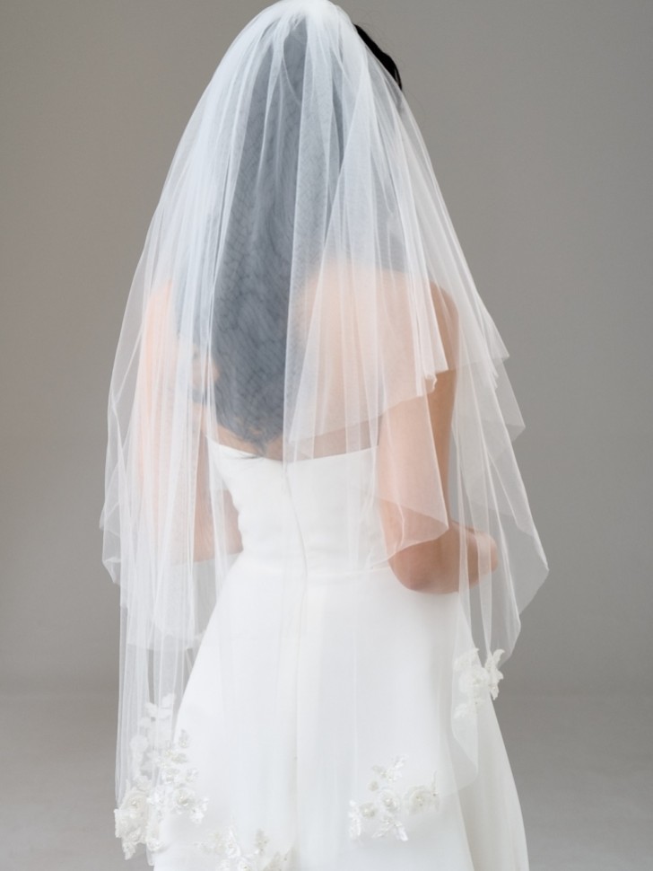 Bloomington Ivory Two Tier Cut Edge Veil with Floral Motifs (voile à deux étages à bords coupés avec motifs floraux)