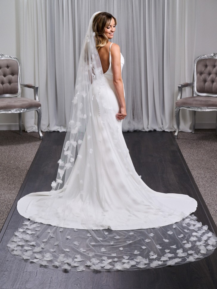 Cloverdale Ivory Single Tier Long 3D Flower Bridal Veil