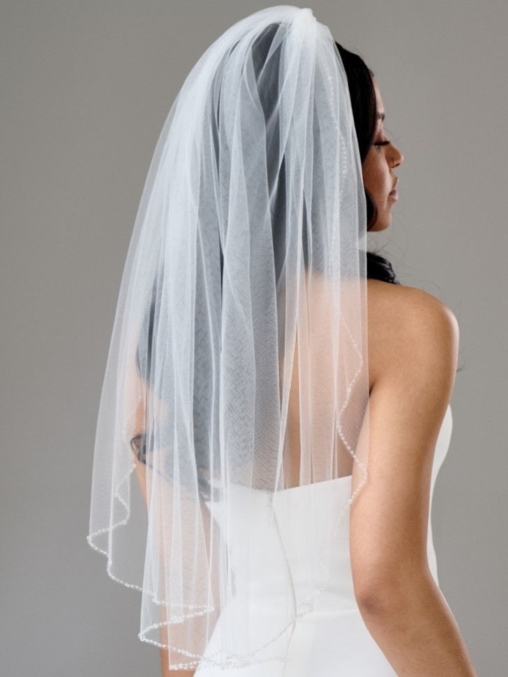 Elmira Ivory Single Tier Delicate Beaded Edge Veil (voile à un seul étage avec des perles)