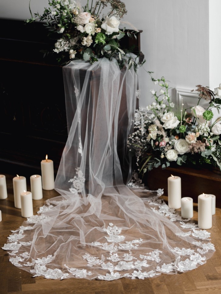 Linzi Jay Voile de chapelle ivoire à un étage avec motifs floraux en dentelle LA963