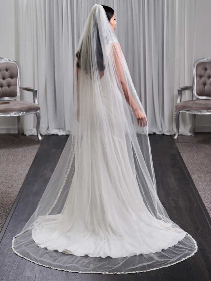 Oxford Single Tier Italian Tulle Narrow Beaded Lace Trimmed Veil (voile de tulle italien à un seul étage, garni de dentelle perlée)