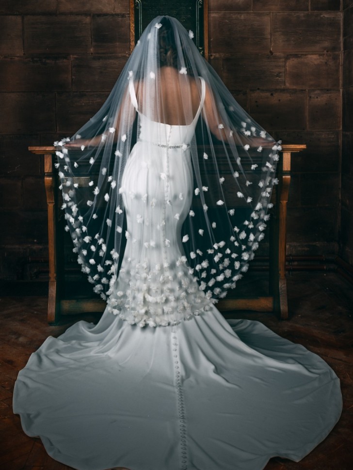 Perfect Bridal Elfenbeinfarbener einstufiger 3D Blumen Schleier in Walzerlänge