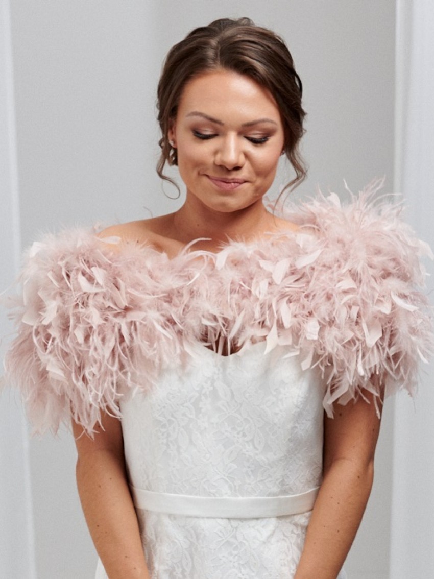 Photograph: Étole de mariée Bardot en plumes d'autruche rose chair