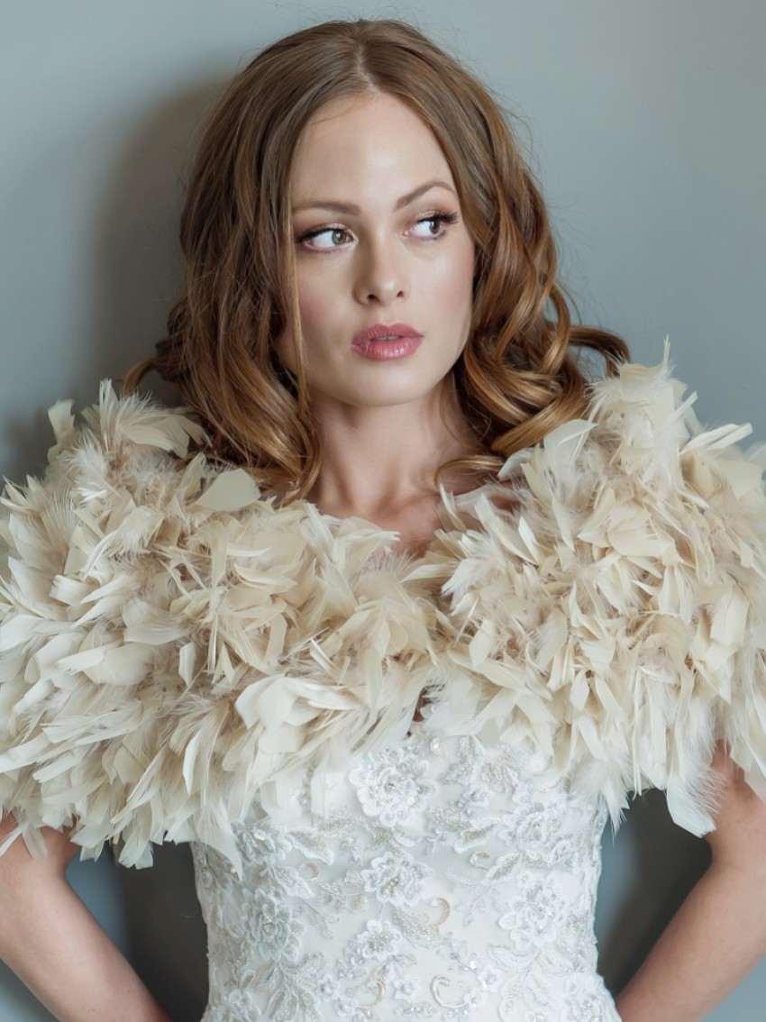 Photograph: Étole de mariée Olivia Champagne à volants et plumes