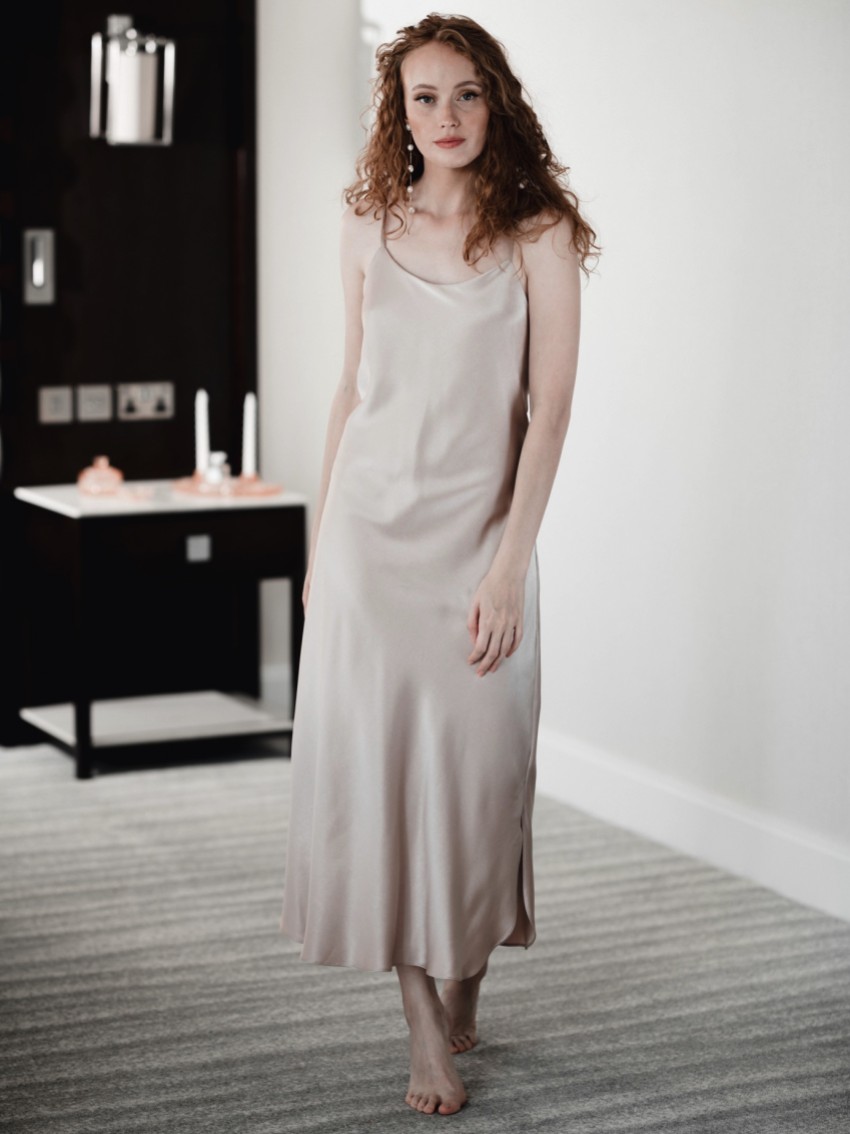 Photograph: Arianna Chemise de nuit midi en satin rose (café)