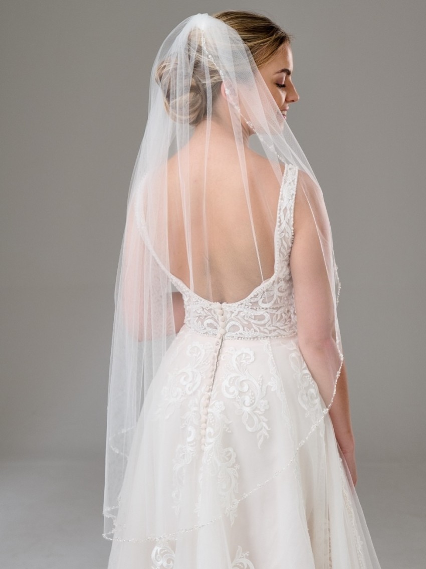 Fotograf: Arlington Einstöckiger Brautschleier mit Perlen und Paillettenrand