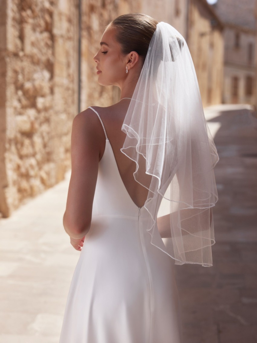 Fotografia: Bianco Avorio Velo corto a due livelli in tulle glitterato con bordo in perle di vetro S494
