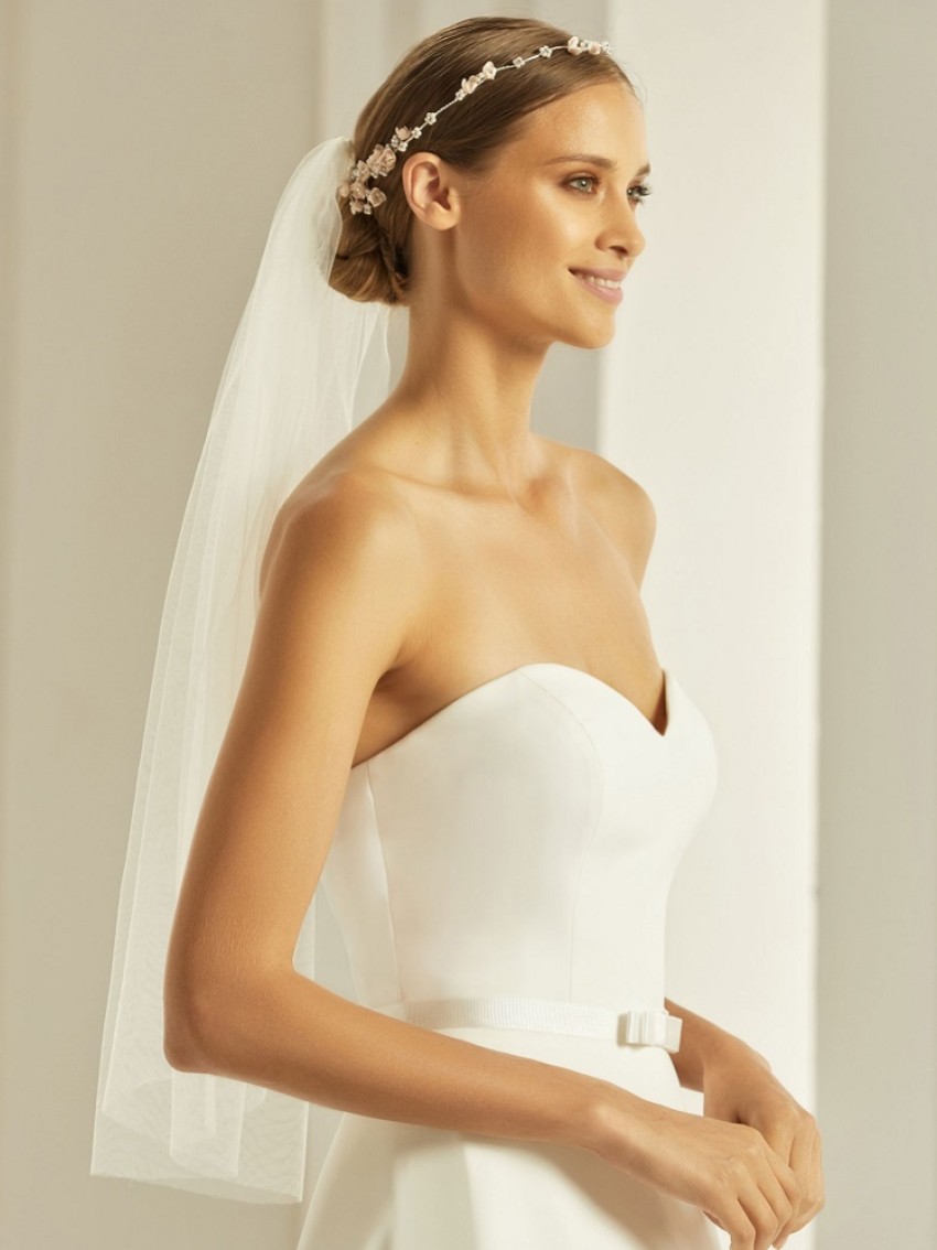 Photograph: Bianco Ivory Plain Single Tier Elbow Length Veil with Cut Edge S302 (Voile à un seul niveau avec bord coupé)