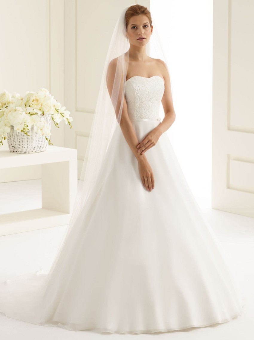 Photograph: Bianco Ivory Plain Single Tier Floor Length Veil with Cut Edge S227 (Voile de sol à un seul étage avec bord coupé)