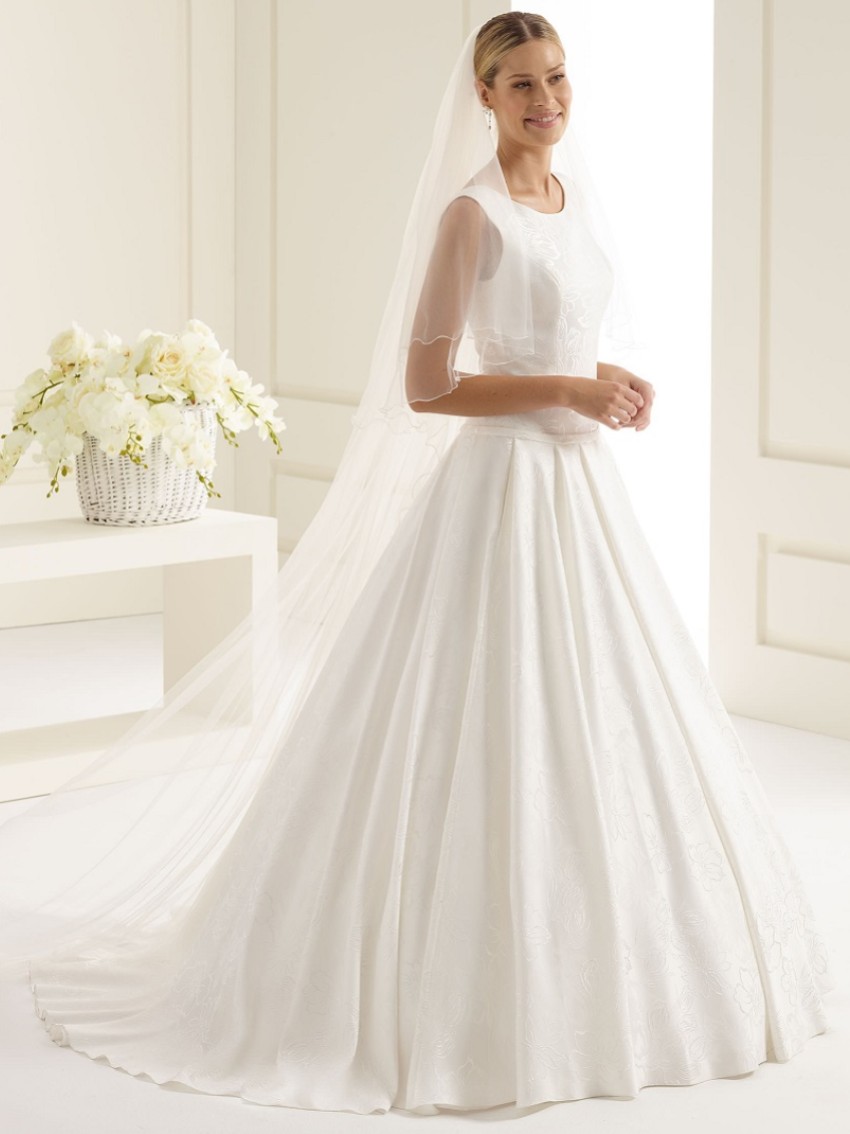 Photograph: Bianco Ivory Plain Two Tier Chapel Veil with Corded Edge S212 (voile de chapelle à deux niveaux, ivoire)