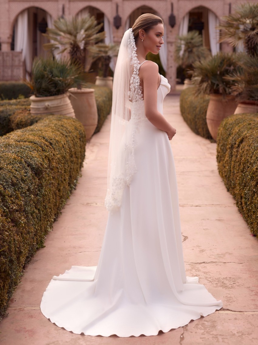 Fotograf: Bianco Ivory Single Tier Beaded 3D Flower Fingertip Veil S538