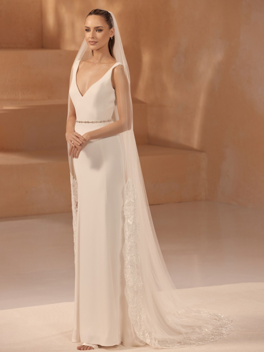 Photograph: Bianco Ivory Single Tier Chapel Veil with Beaded Lace Edge S471 (voile de chapelle à un seul étage avec bord en dentelle perlée)