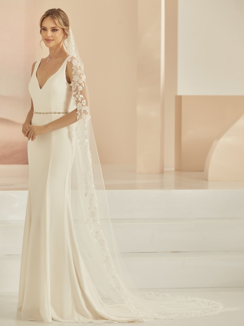 Photograph: Bianco Ivory Single Tier Chapel Veil with Full Floral Lace Edge S408 (voile de chapelle à un seul niveau avec bord en dentelle florale)