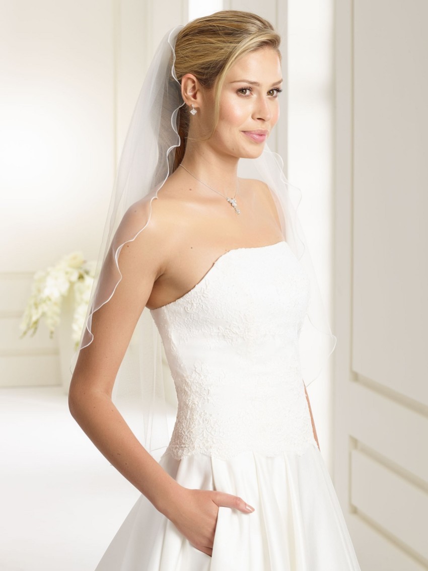 Photograph: Bianco Ivory Single Tier Corded Edge Waist Length Veil (voile à la taille) S187
