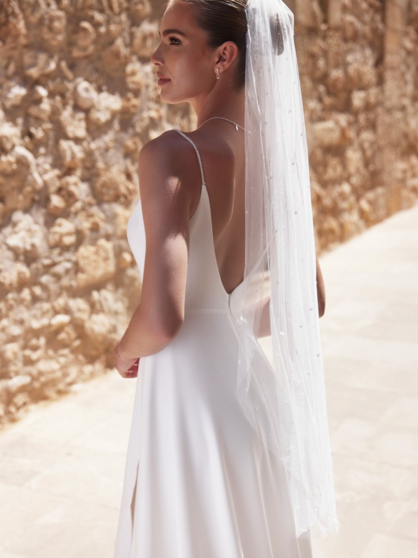 Photograph: Bianco Ivory Single Tier Cut Edge Sequin Fingertip Veil S497