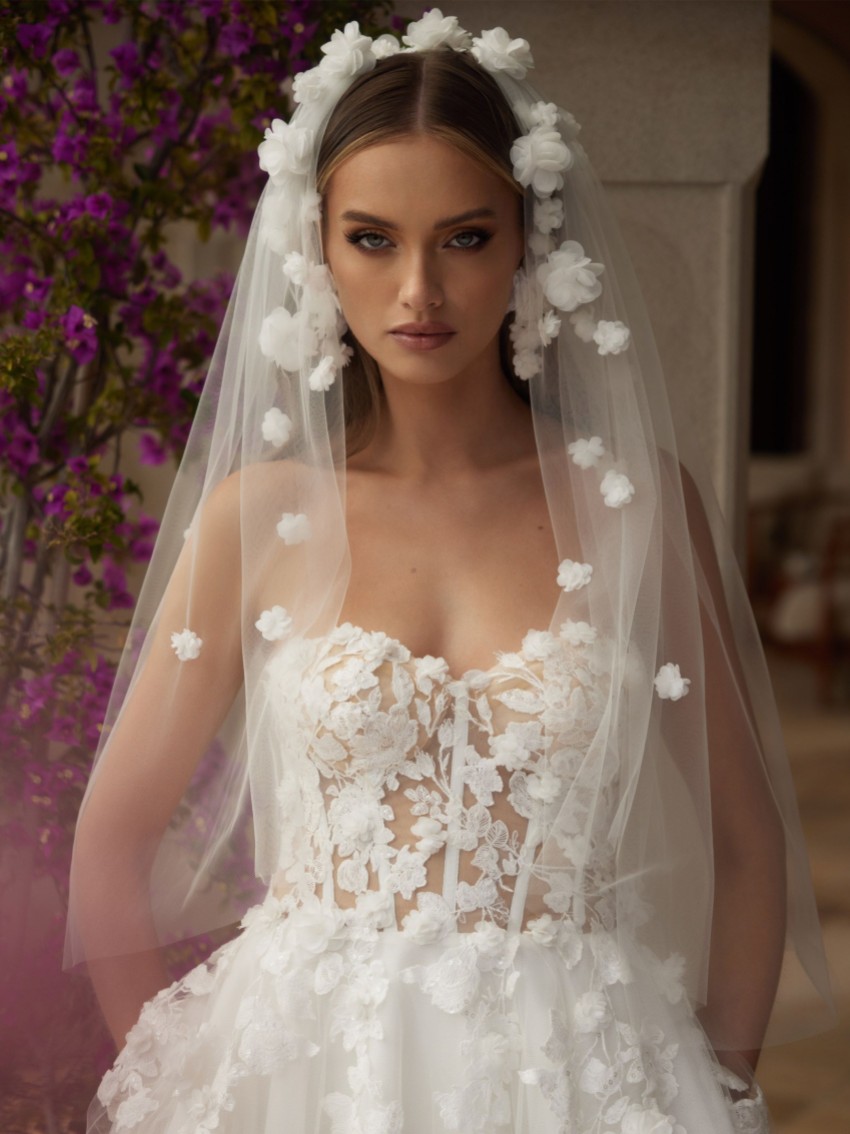 Short Veil with Lace Fabric Flowers